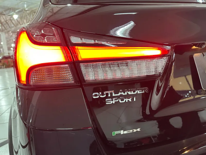 Mitsubishi Outlander Preto