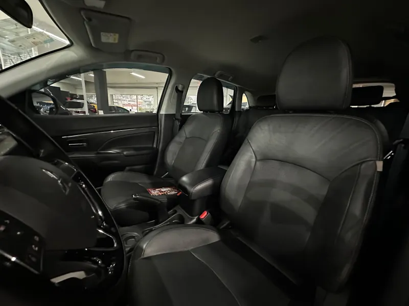 Mitsubishi Outlander Preto