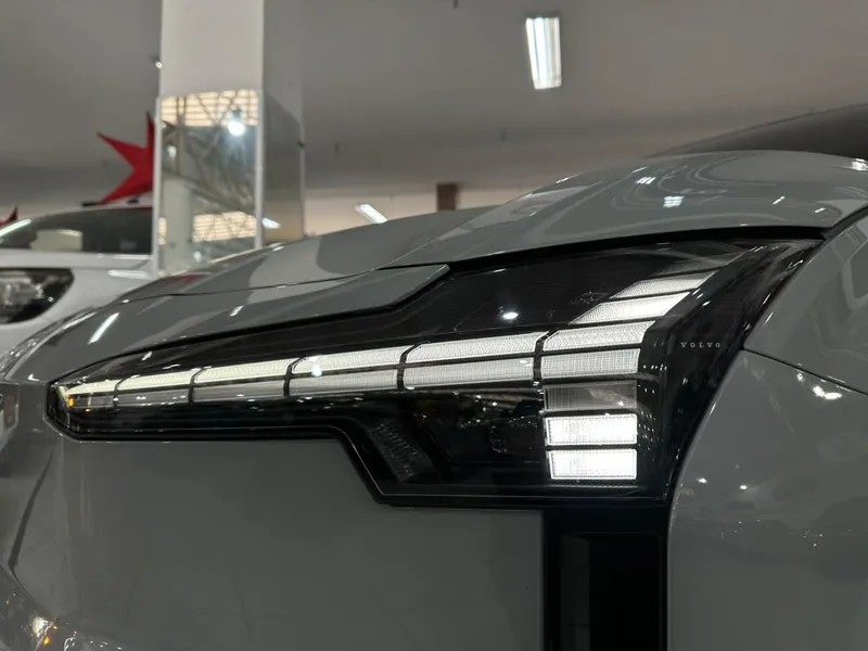Volvo EX30 Cinza