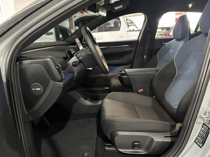 Volvo EX30 Cinza