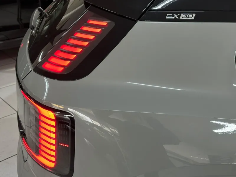 Volvo EX30 Cinza
