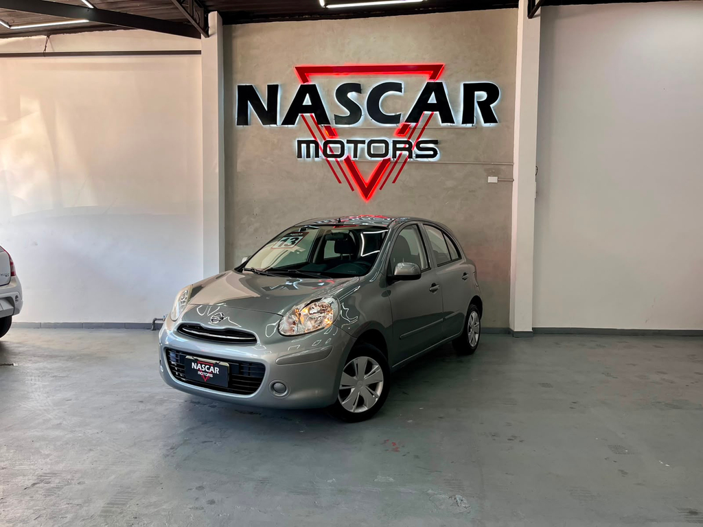 Nissan March Cinza