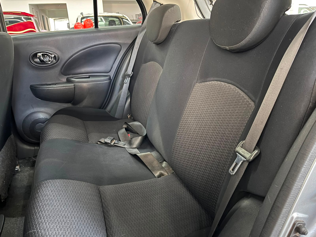 Nissan March Cinza