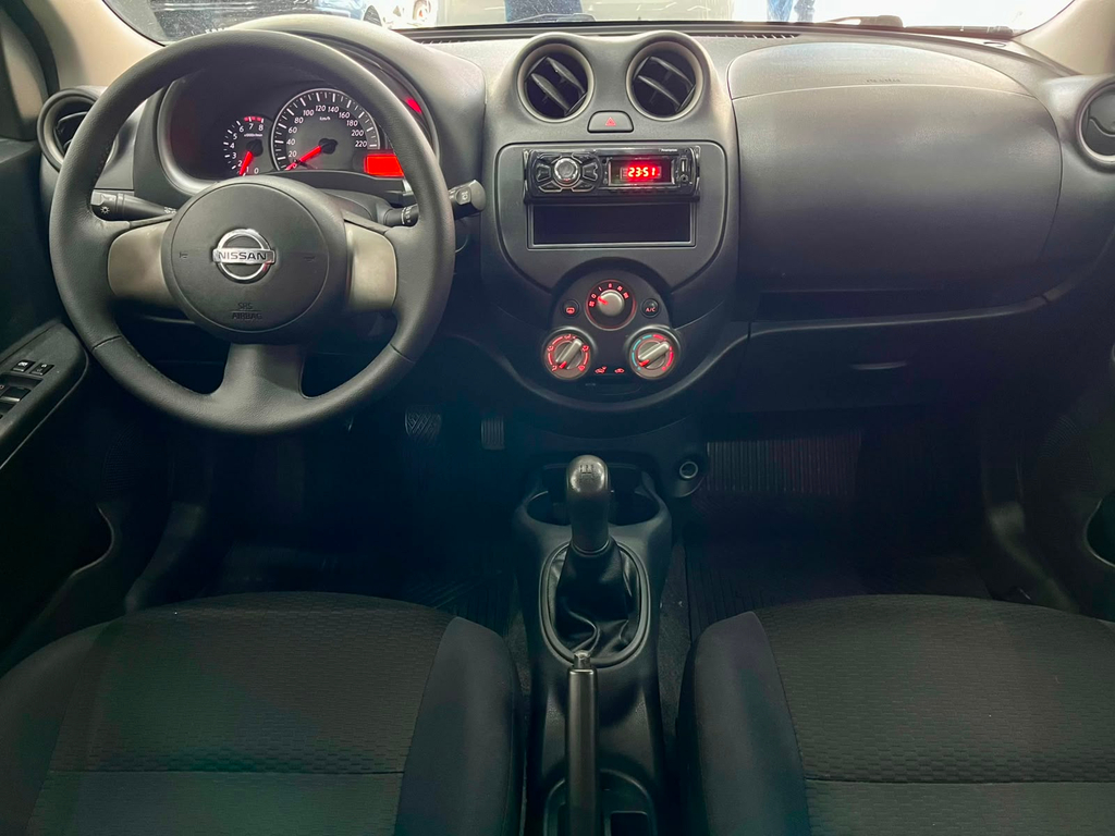 Nissan March Cinza