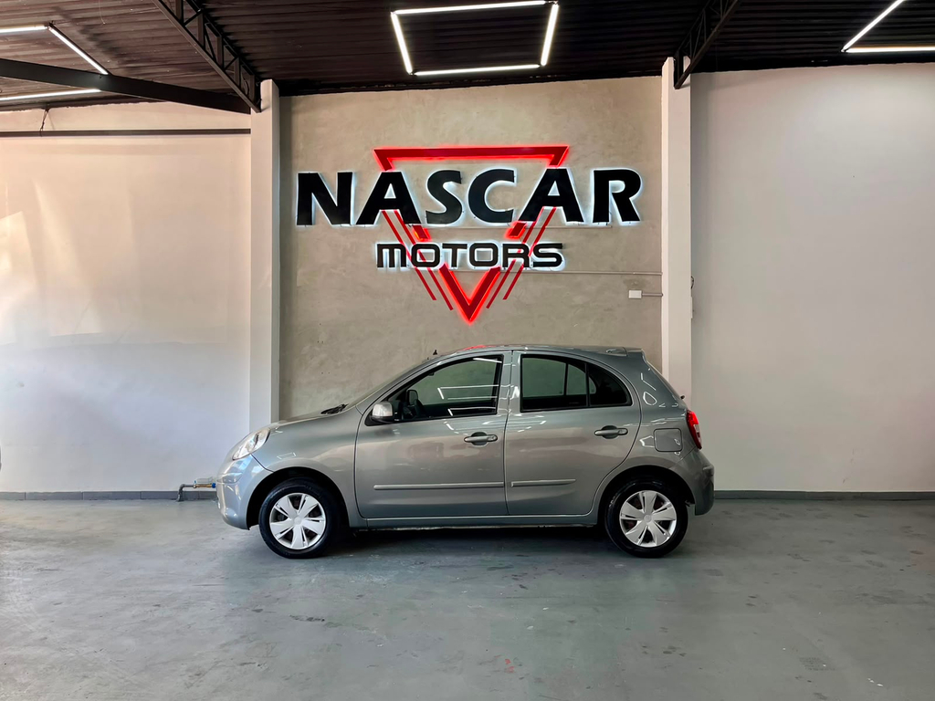 Nissan March Cinza