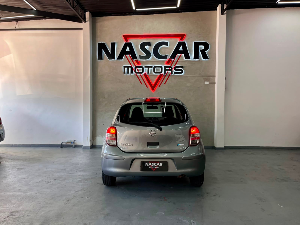 Nissan March Cinza