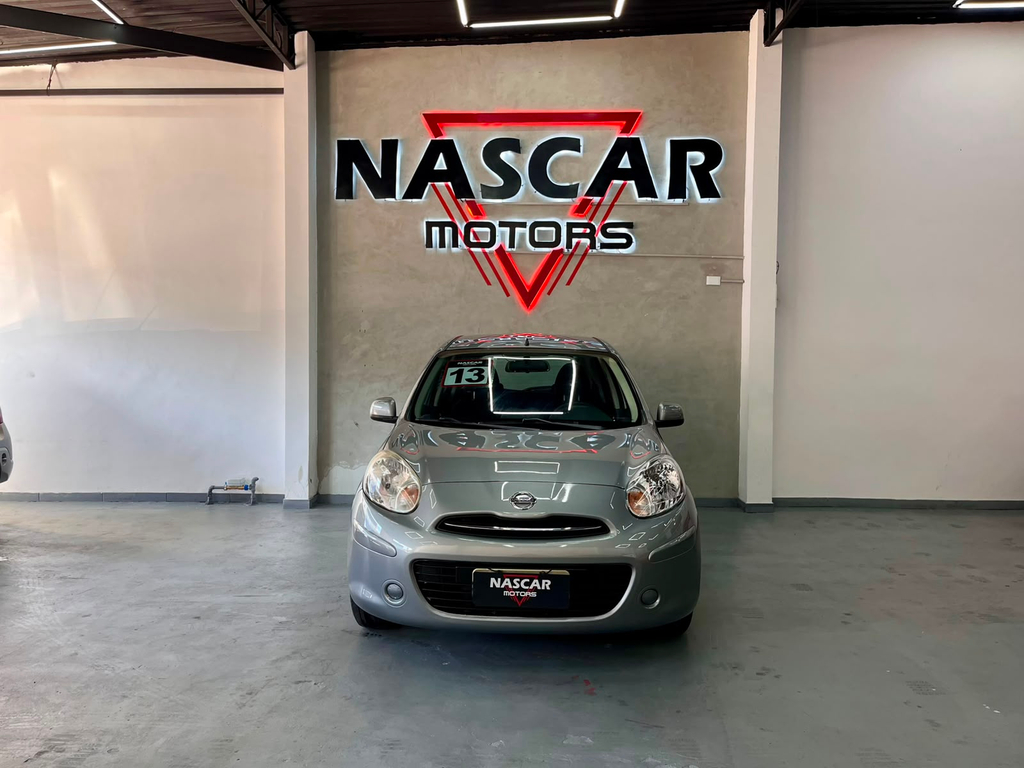 Nissan March Cinza