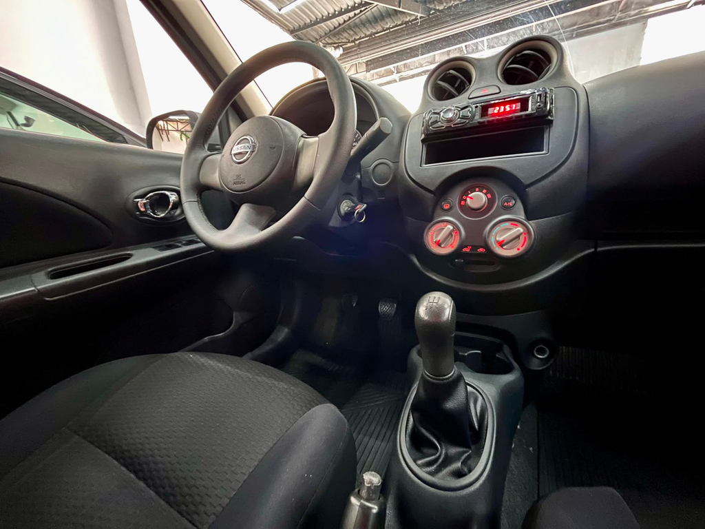 Nissan March Cinza