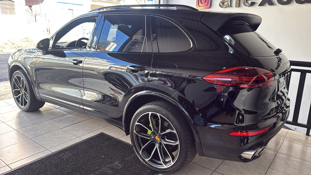 Porsche Cayenne Preto