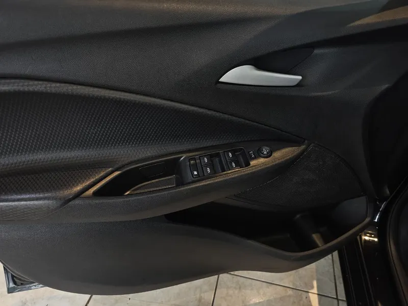 Chevrolet Onix Preto