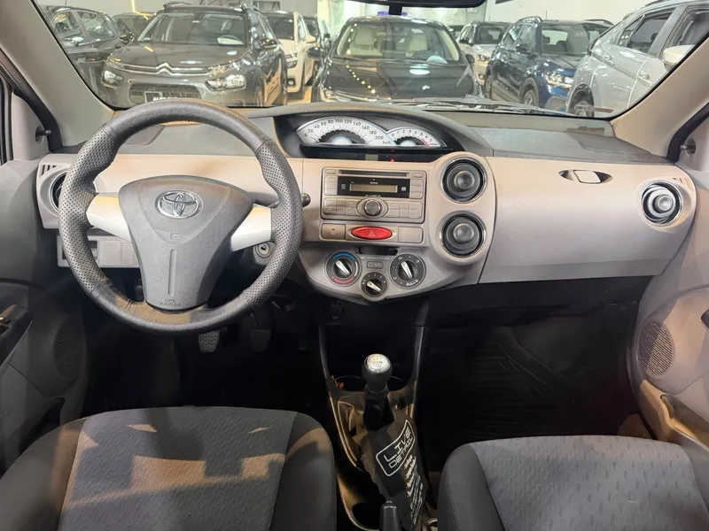 Toyota ETIOS Cinza