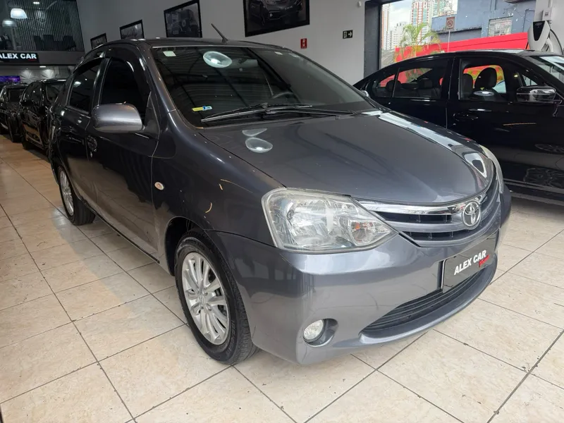 Toyota ETIOS Cinza