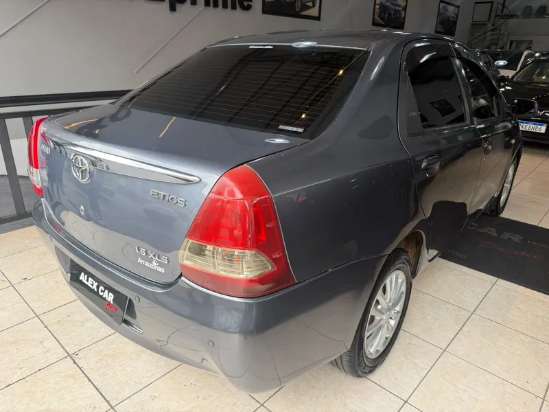 Toyota ETIOS Cinza