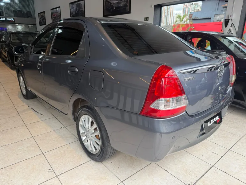 Toyota ETIOS Cinza
