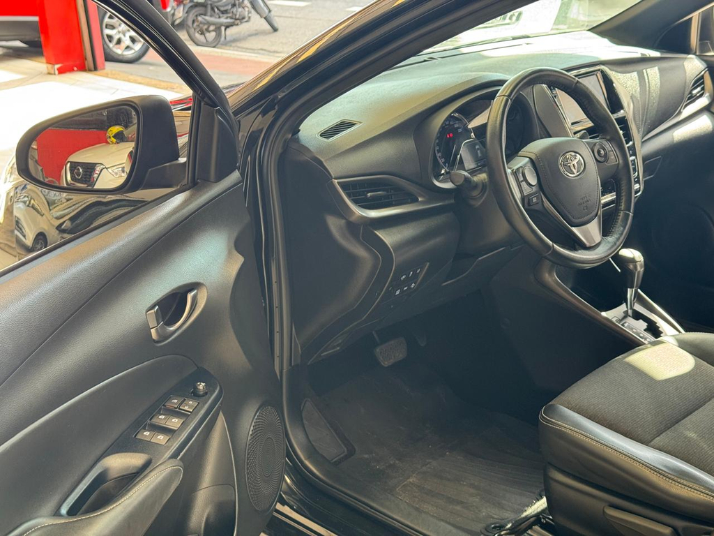 Toyota Yaris Preto