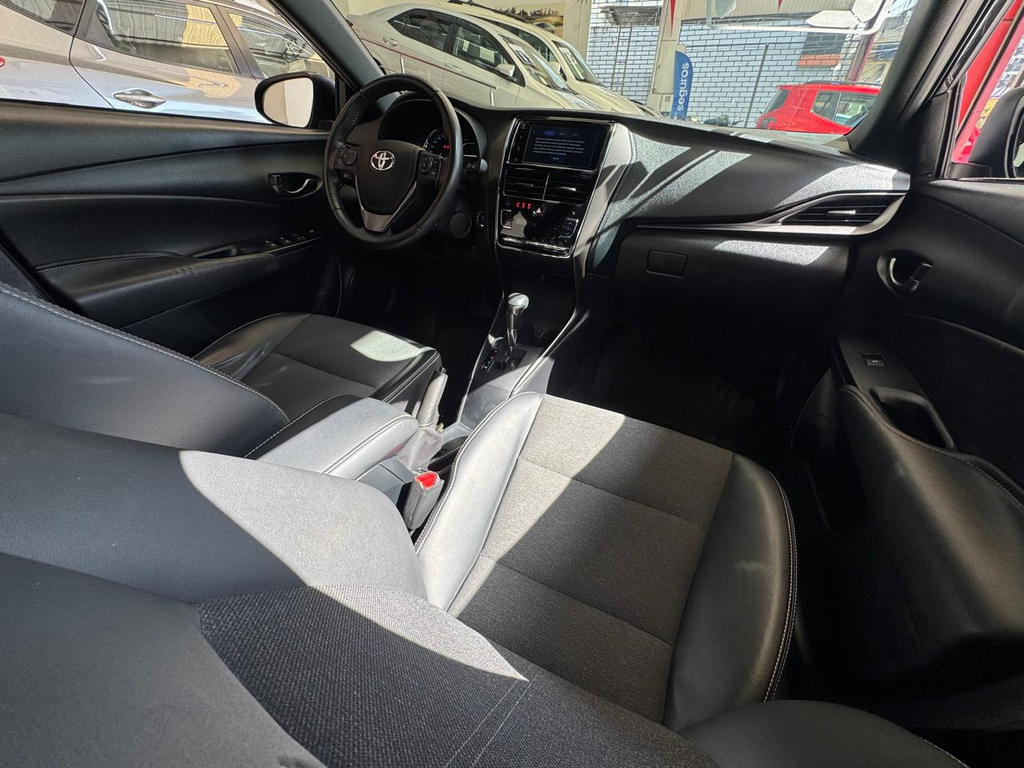 Toyota Yaris Preto