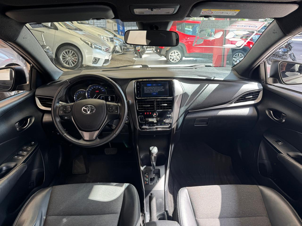 Toyota Yaris Preto