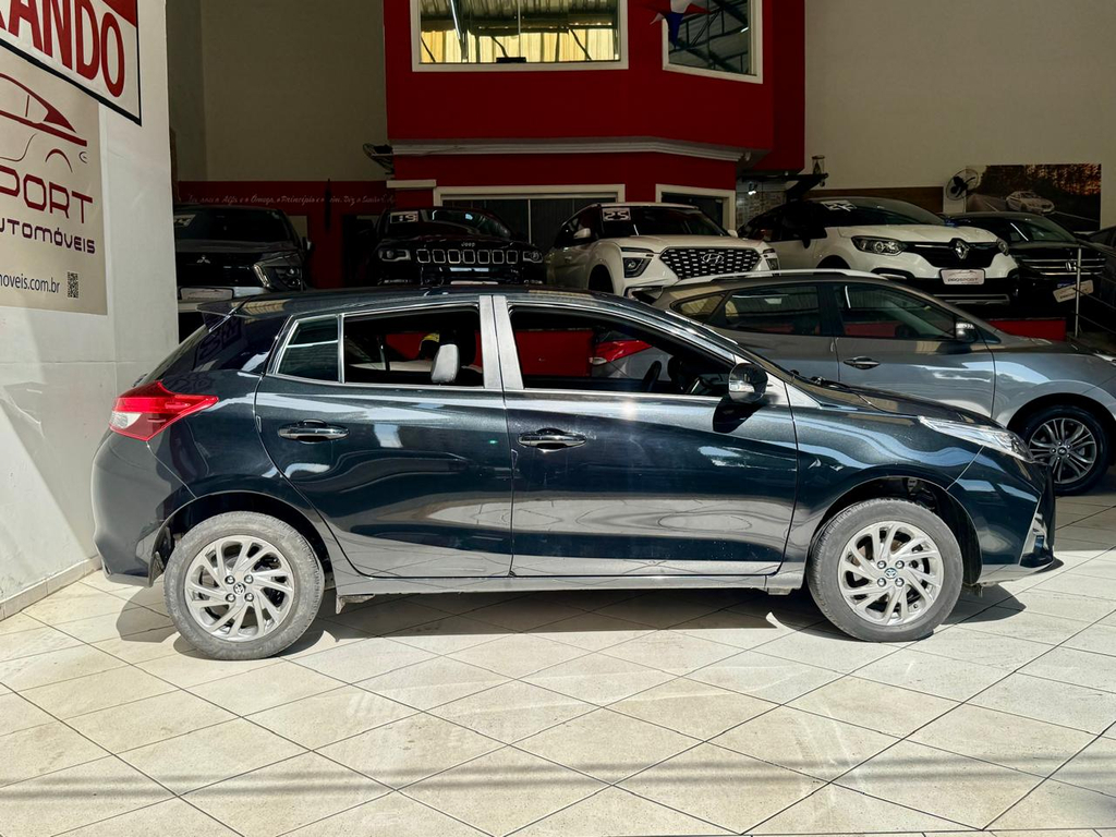Toyota Yaris Preto