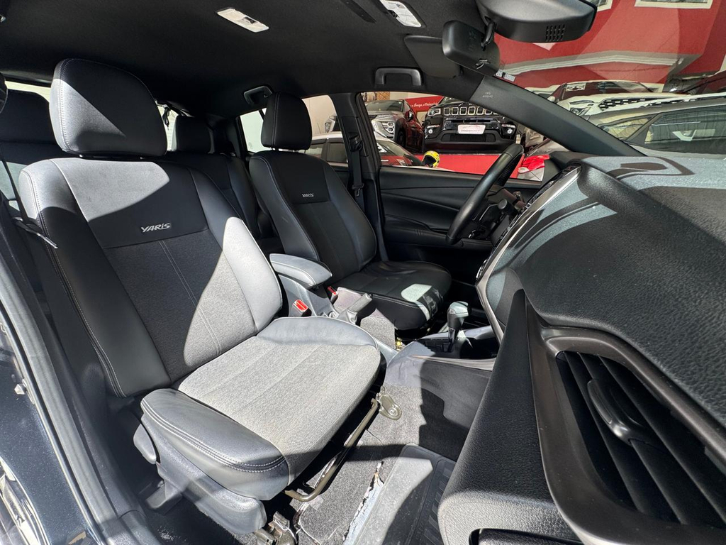 Toyota Yaris Preto