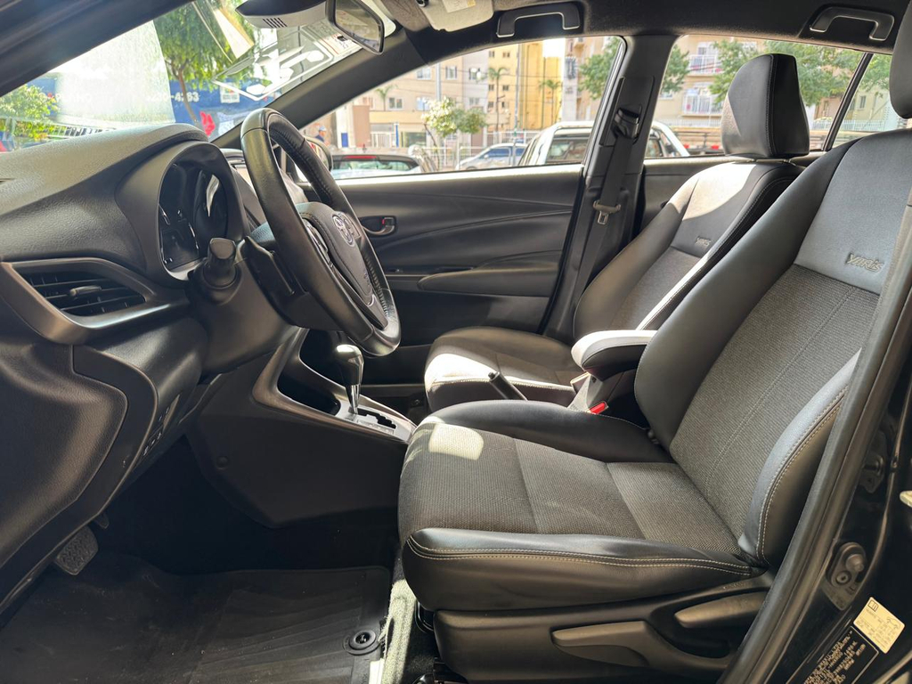 Toyota Yaris Preto