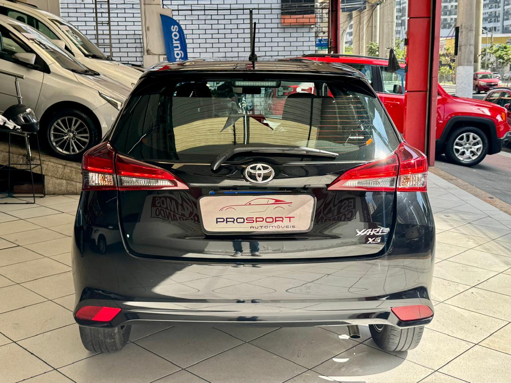 Toyota Yaris Preto