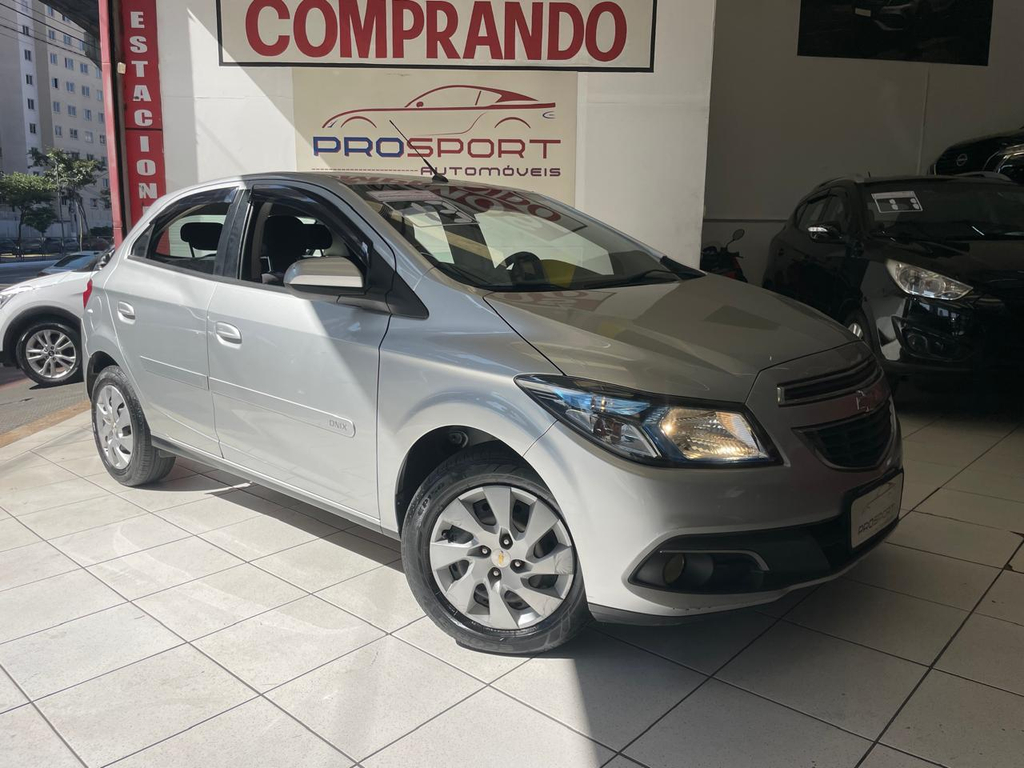 Chevrolet Onix Cinza