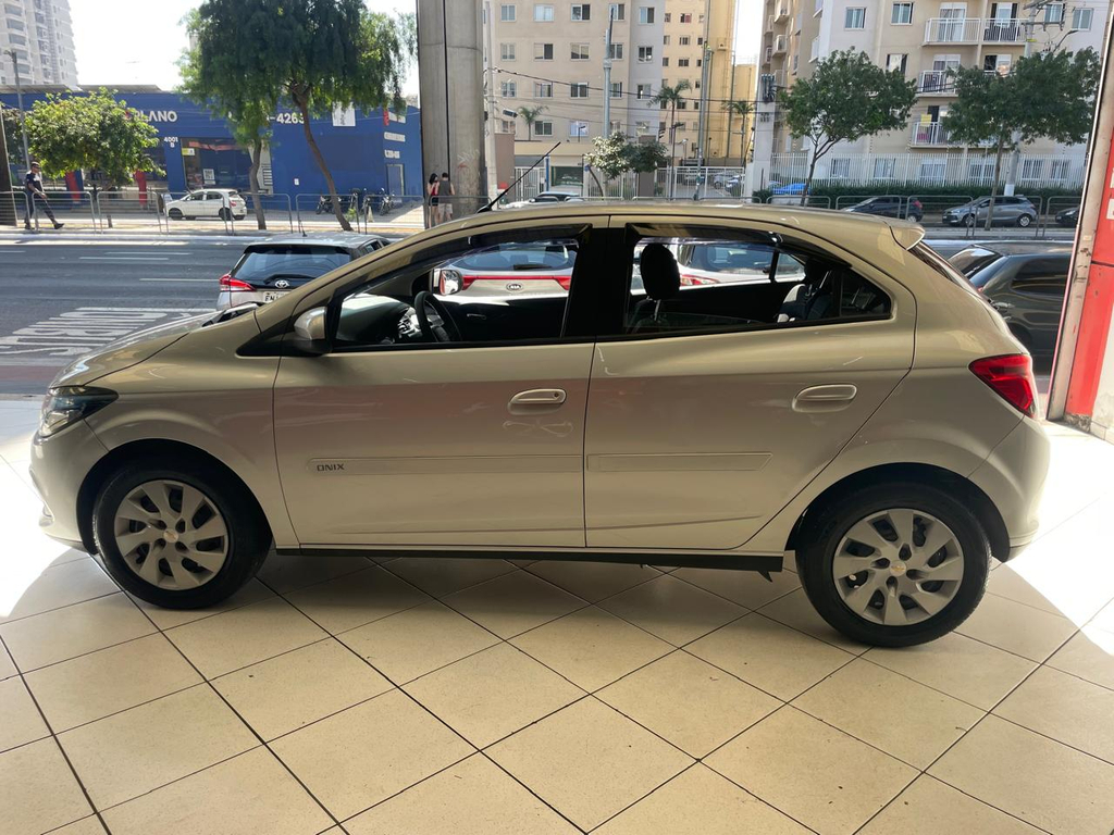 Chevrolet Onix Cinza