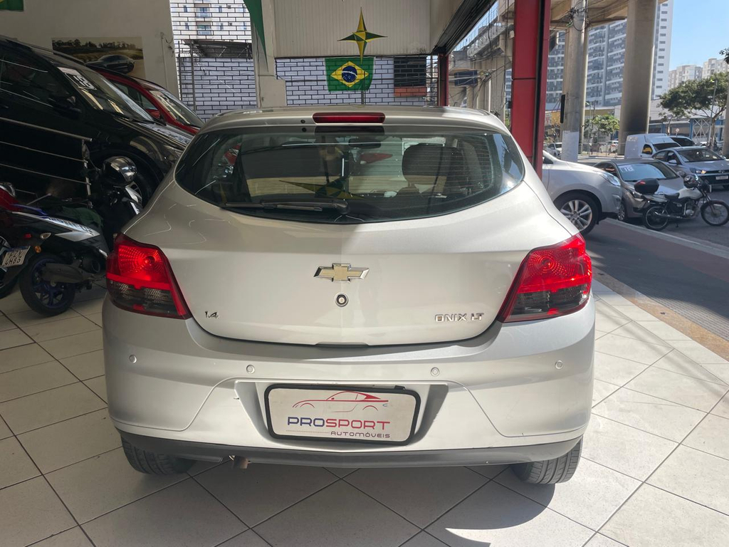 Chevrolet Onix Cinza