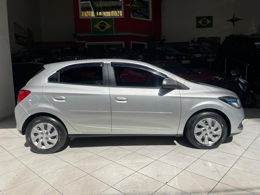 Chevrolet Onix Cinza
