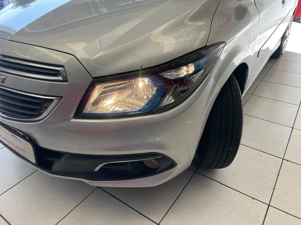 Chevrolet Onix Cinza