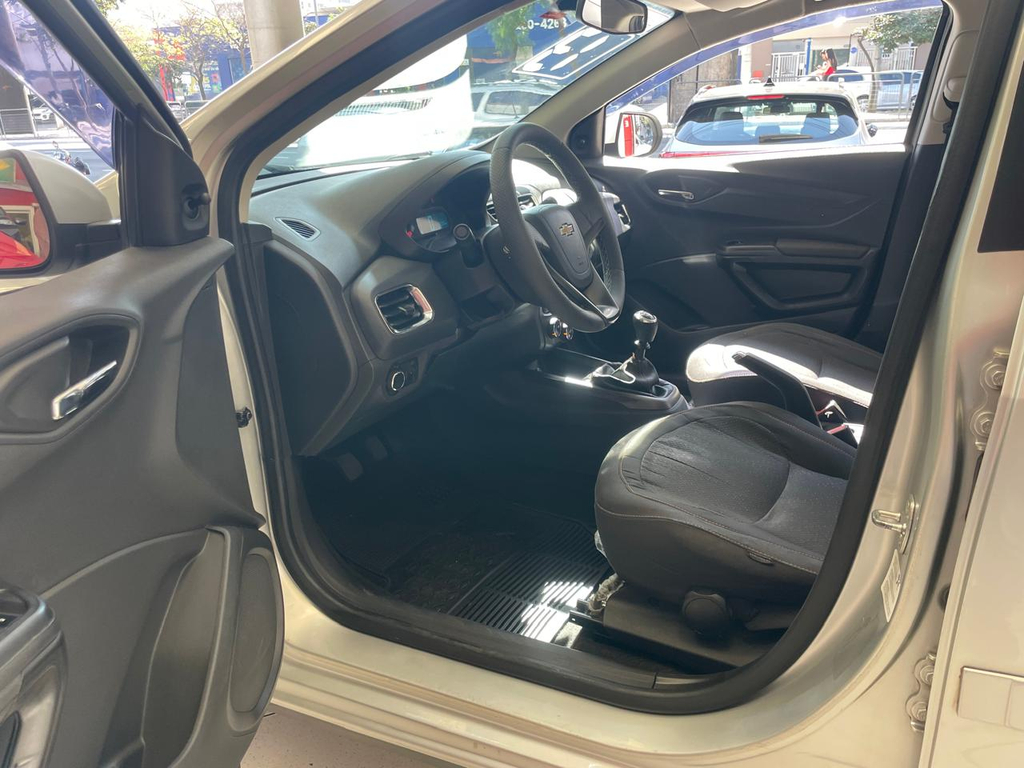 Chevrolet Onix Cinza