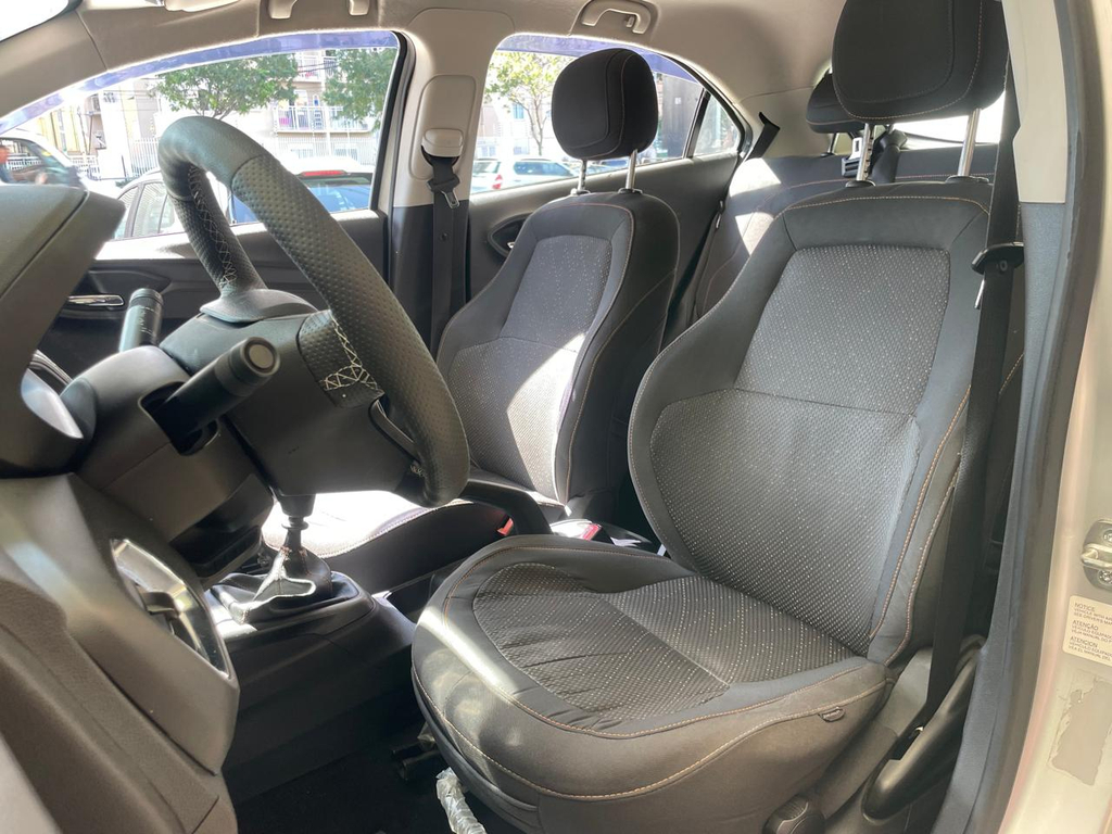 Chevrolet Onix Cinza