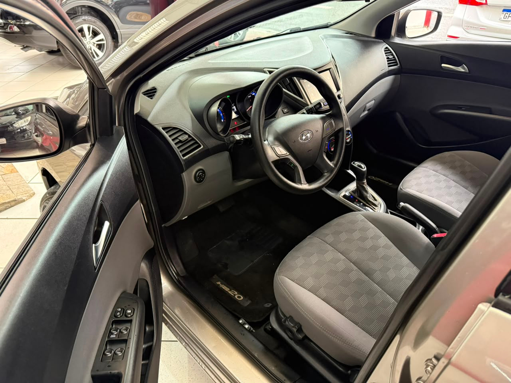 Hyundai HB20S Prata