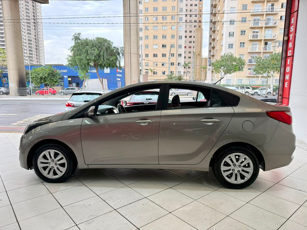 Hyundai HB20S Prata