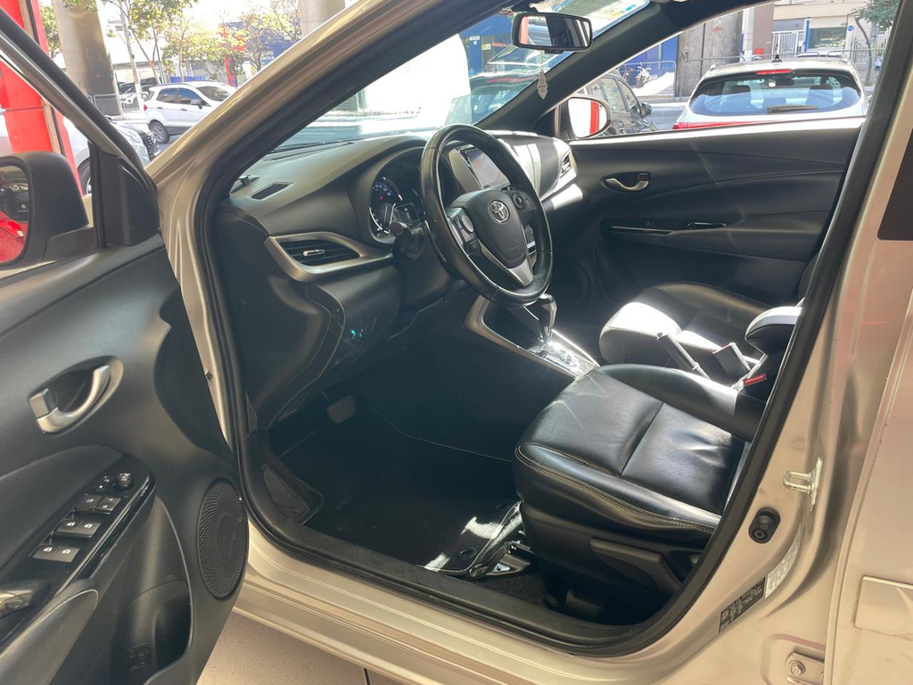 Toyota Yaris Hatch Prata