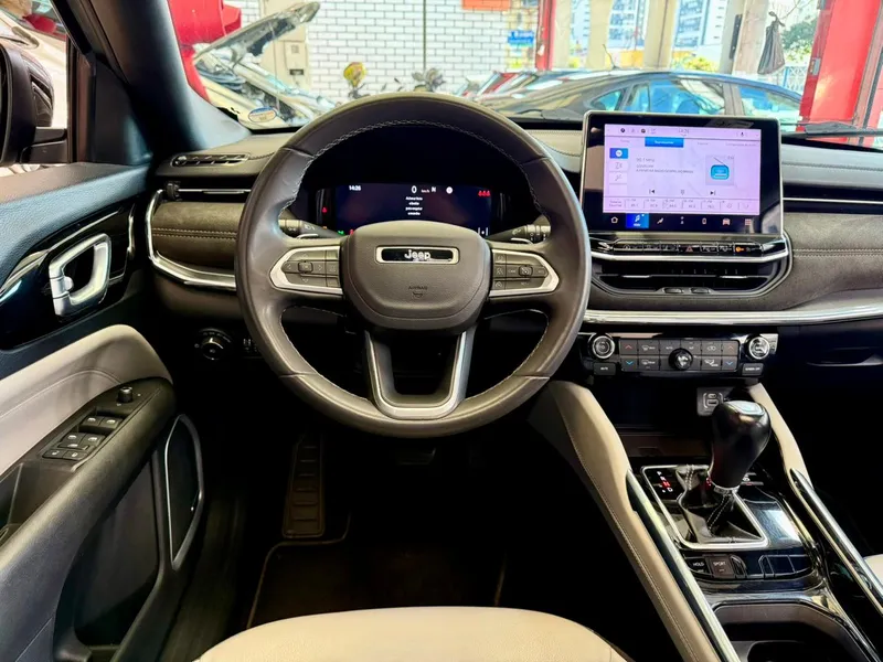 Jeep Commander Dourado