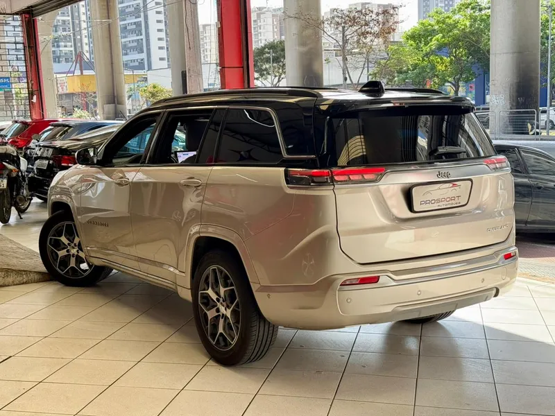 Jeep Commander Dourado