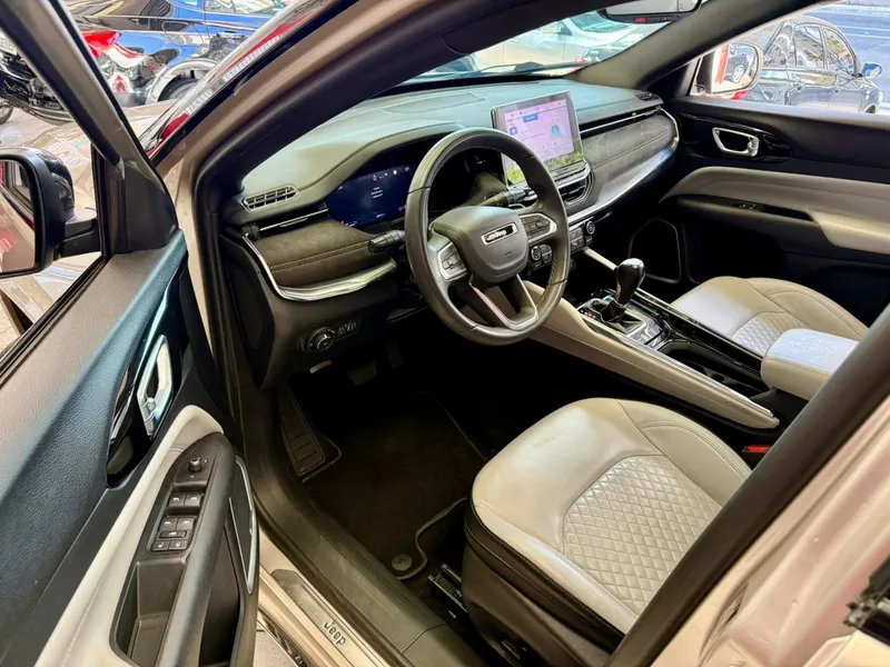 Jeep Commander Dourado