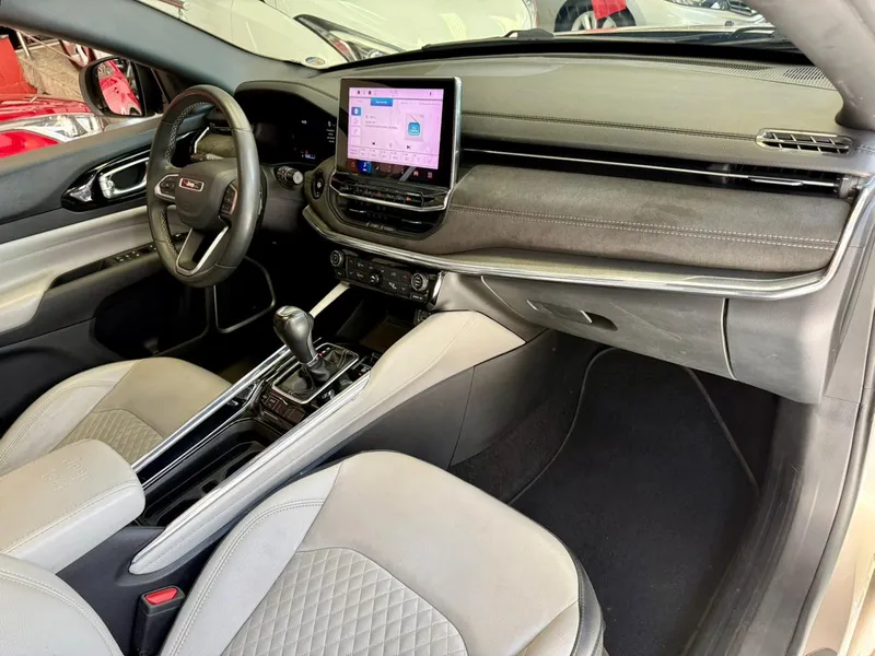 Jeep Commander Dourado