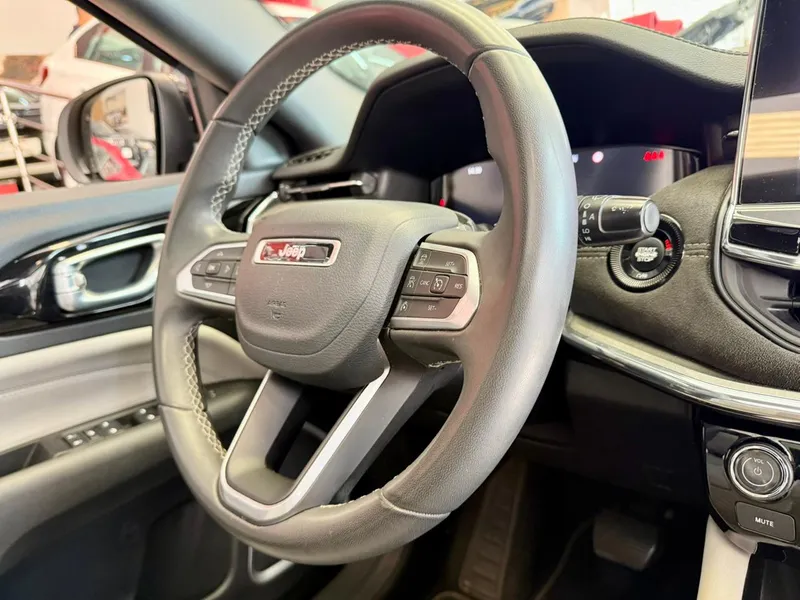 Jeep Commander Dourado