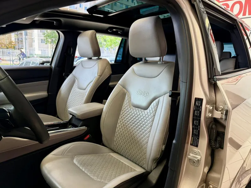 Jeep Commander Dourado