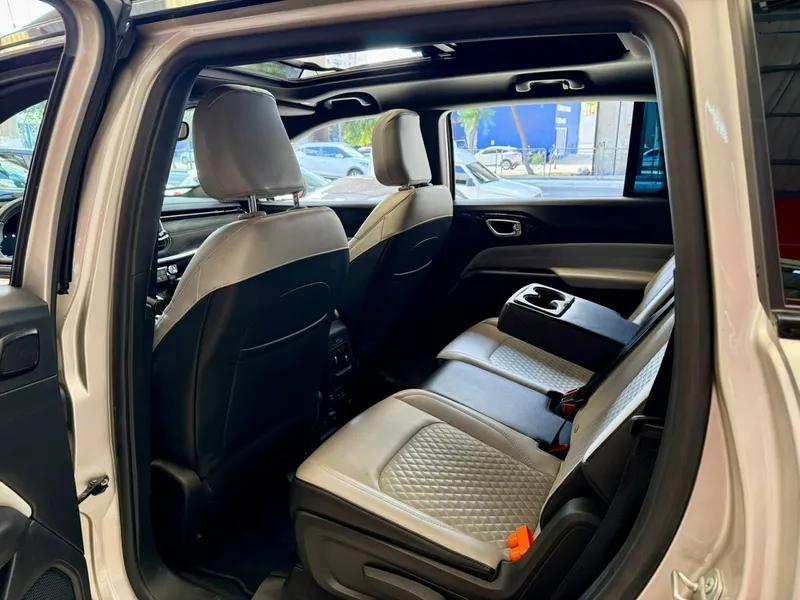 Jeep Commander Dourado