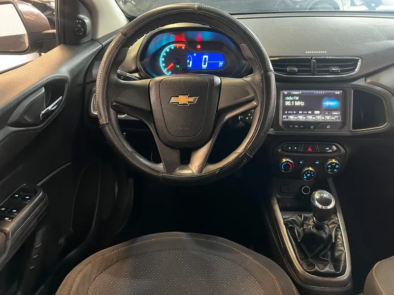 Chevrolet Onix Cinza