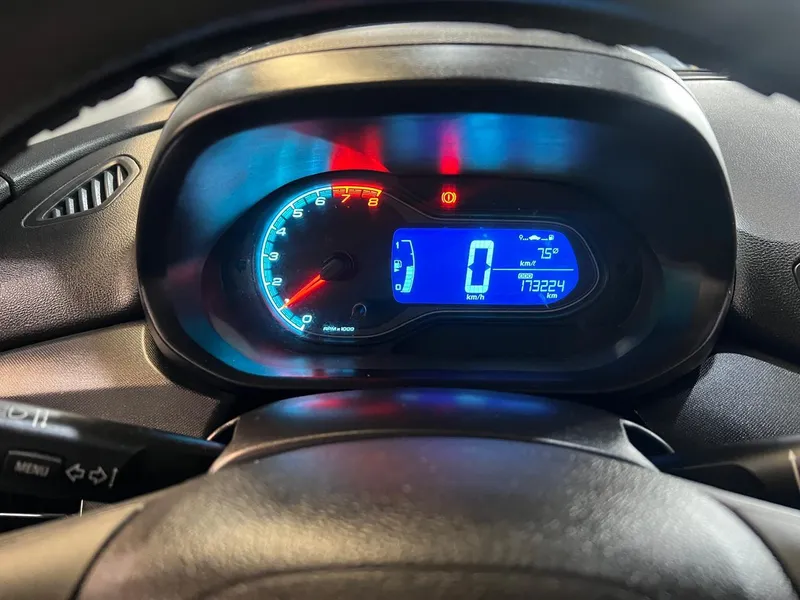 Chevrolet Onix Cinza