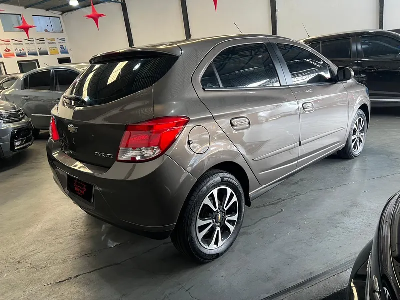 Chevrolet Onix Cinza