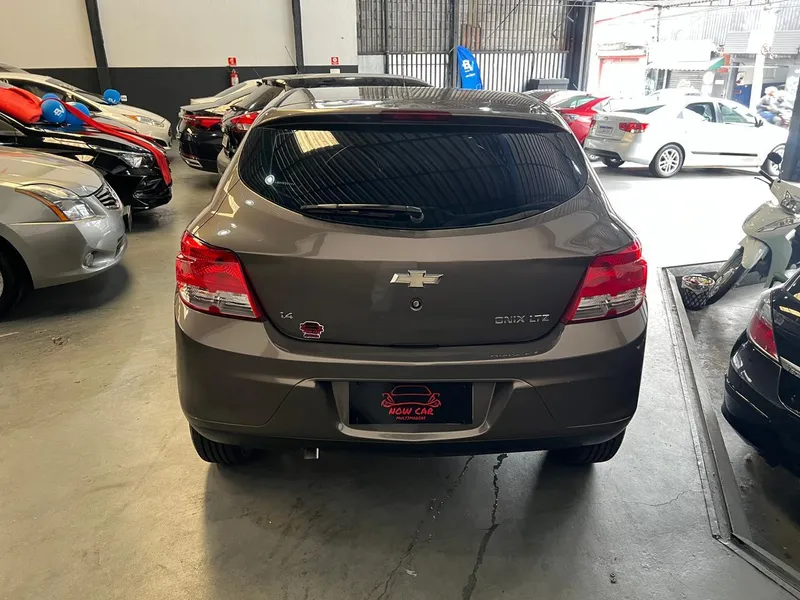 Chevrolet Onix Cinza