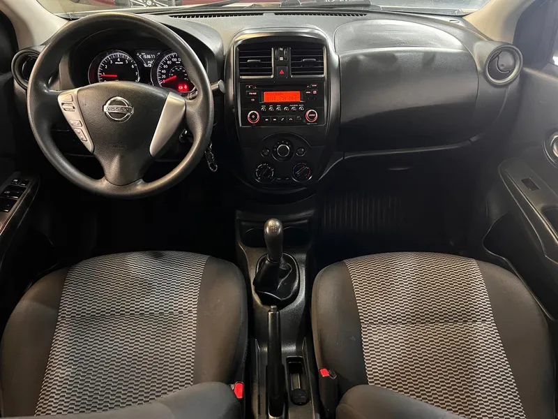 Nissan Versa Branco