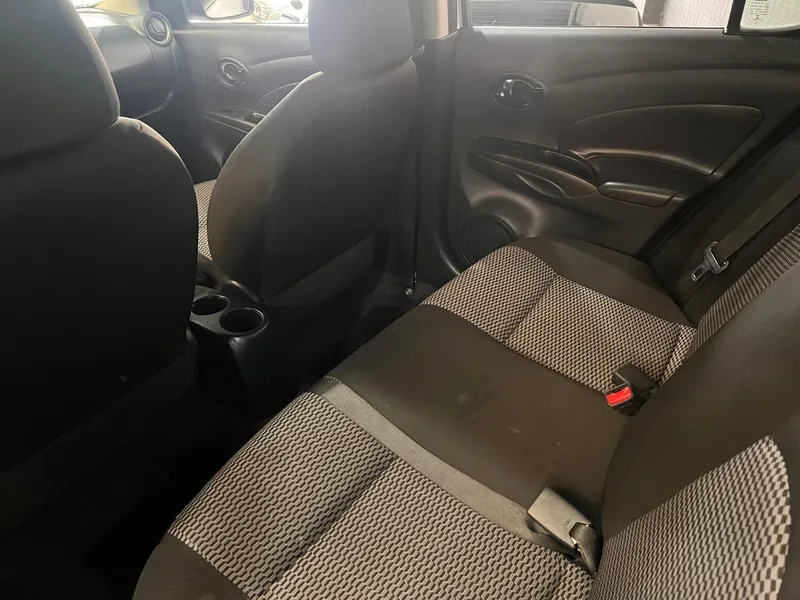 Nissan Versa Branco