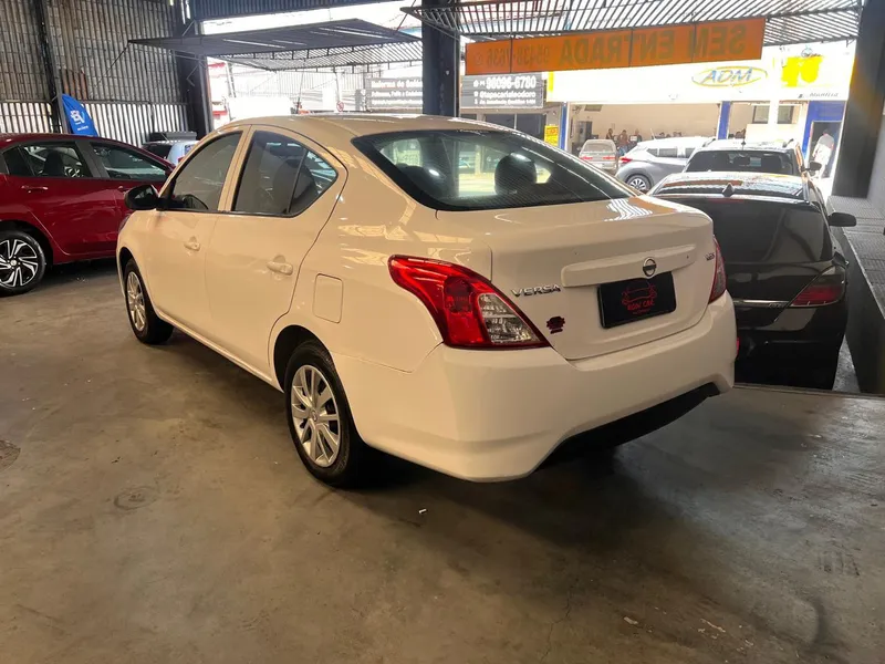 Nissan Versa Branco