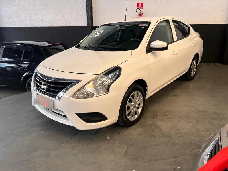 Nissan Versa Branco